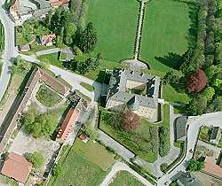 Schloß Frohsdorf mit Park (oben) und Lilienhof (links vorne)